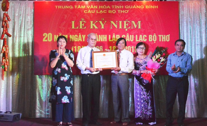 diện lãnh đạo Ban Thi đua – Khen thưởng trao Bằng khen của Chủ tịch UBND tỉnh cho CLB Thơ – Trung tâm Văn hóa tỉnh