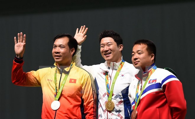 Xạ thủ Hoàng Xuân Vinh (trái) mang về tấm Huy chương thứ hai cho thể thao Việt Nam tại Olympic Rio ngày 10-8. (Nguồn: THX/TTXVN)