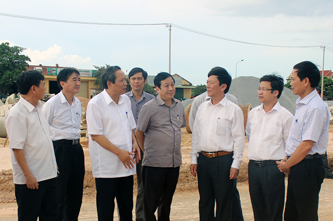 Đồng chí Hoàng Đăng Quang, Ủy viên Trung ương Đảng, Bí thư Tỉnh ủy, Chủ tịch HĐND tỉnh kiểm tra công trình hạ tầng tại thị trấn Hoàn Lão.