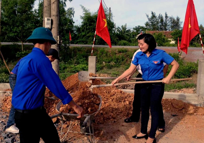 Đoàn viên thanh niên huyện Quảng Ninh tham gia thực hiện công trình thanh niên “Sân nhà văn hóa thôn Võ Tân”, xã Xuân Ninh (Quảng Ninh).