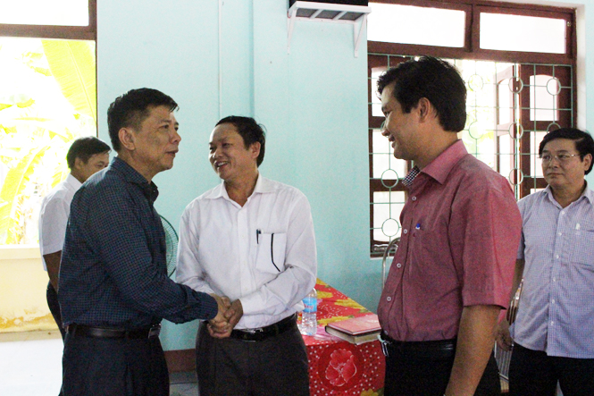 Đồng chí Nguyễn Hữu Hoài, Phó Bí thư Tỉnh ủy, Chủ tịch UBND tỉnh trò chuyện với cử tri huyện Lệ Thủy.