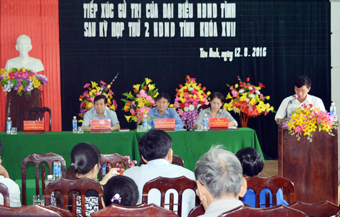 Các đại biểu HĐND tỉnh tiếp xúc với cử tri huyện Quảng Ninh tại xã Tân Ninh.                                 
