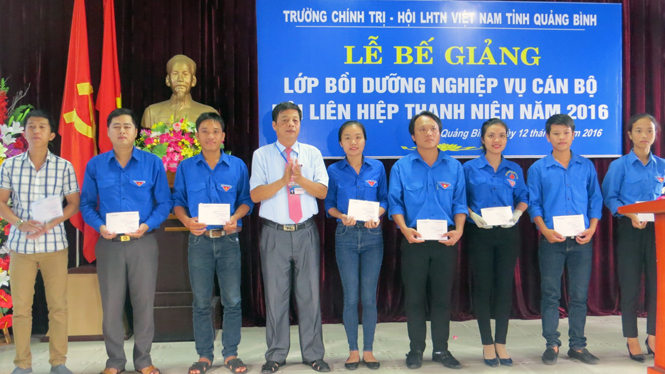 Đại diện lãnh đạo Trường Chính trị tỉnh trao giấy chứng nhận hoàn thành khóa bồi dưỡng cho các học viên.