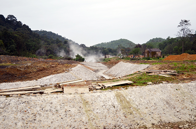 Cảnh quan môi trường khu vực mỏ nước khoáng bị hủy hoại.