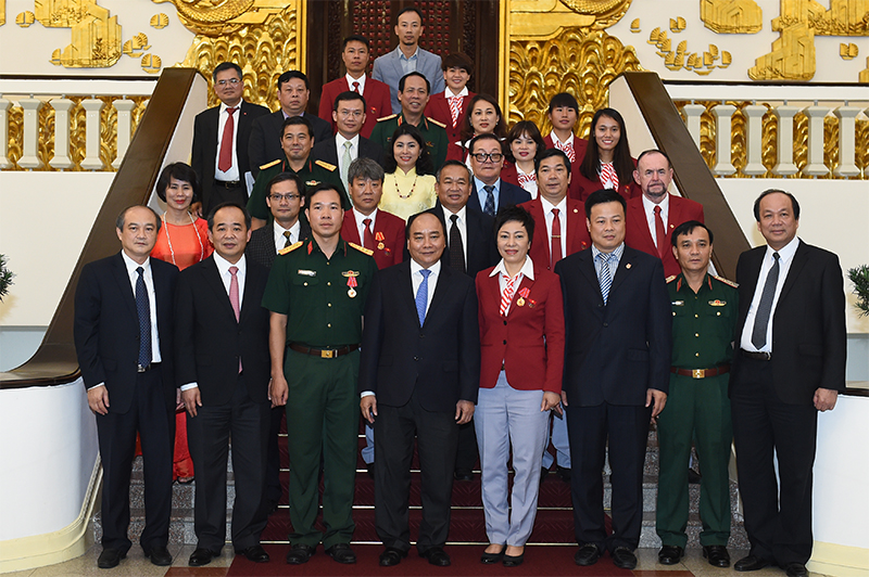  Thủ tướng Nguyễn Xuân Phúc chụp ảnh lưu niệm với Đoàn thể thao Việt Nam tham dự Olympic Rio 2016. Ảnh: VGP/Quang Hiếu