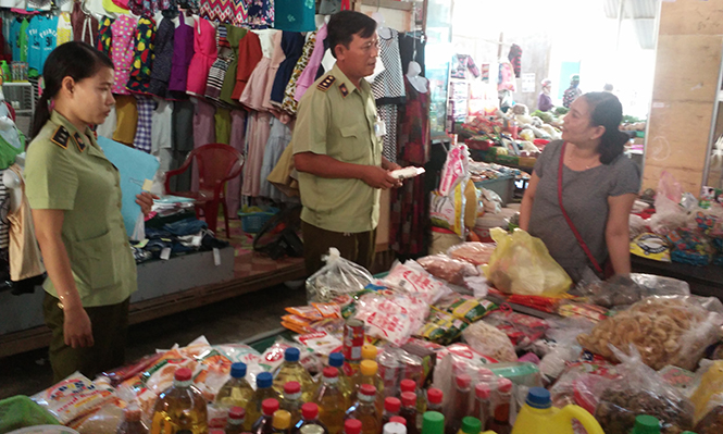 Lực lượng Quản lý thị trường kiểm tra các hộ kinh doanh bột ngọt nhập lậu.