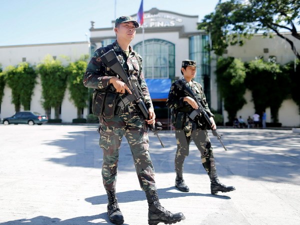 Binh sĩ Philippines tuần tra tại thành phố Las Pinas, phía nam thủ đô Manila ngày 8-5 vừa qua. (Ảnh; EPA/TTXVN)