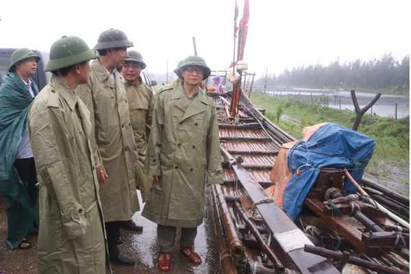 Phó Thủ tướng Vũ Đức Đam kiểm tra công tác phòng chống bão số 3 tại Thanh Hóa. Ảnh: VGP/Đình Nam