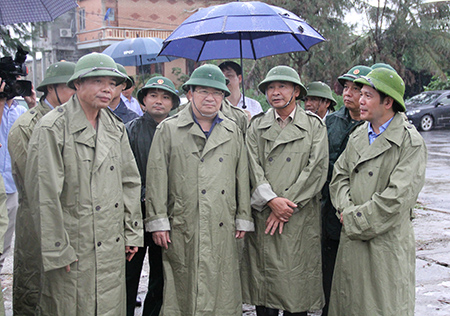 Phó Thủ tướng Trịnh Đình Dũng kiểm tra công tác phòng chống bão tại Thái Bình.