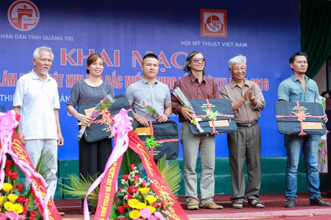 Họa sỹ Nguyễn Lương Sáng (ngoài cùng bên phải) nhận giải khuyến khích tại Triển lãm mỹ thuật khu vực Bắc miền Trung