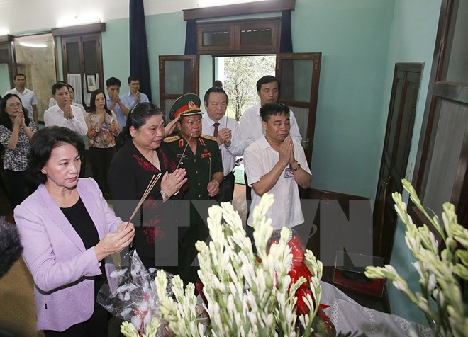 Chủ tịch Quốc hội Nguyễn Thị Kim Ngân dẫn đầu đoàn đại biểu Quốc hội đến dâng hương tưởng niệm Chủ tịch Hồ Chí Minh tại Nhà 67 thuộc khu Di tích Phủ Chủ tịch. (Ảnh: Trọng Đức/TTXVN)