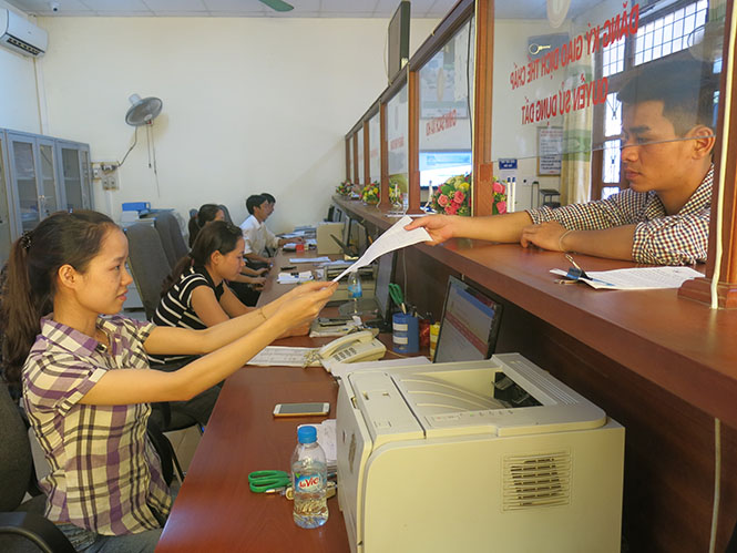 Trung tâm giao dịch một cửa liên thông huyện Tuyên Hóa luôn được người dân chấm điểm cao nhất.