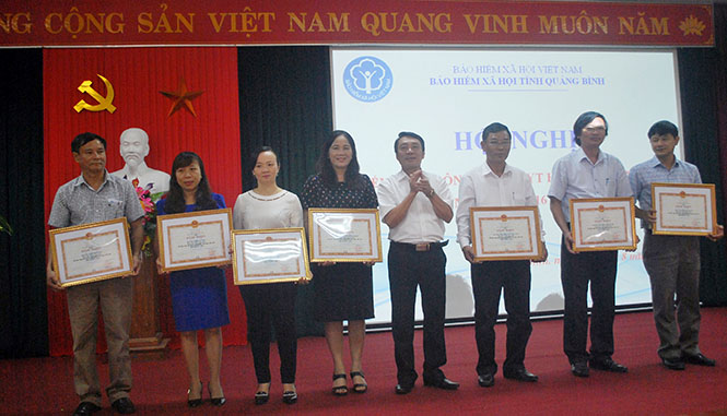 Lãnh đạo BHXH tỉnh trao bằng khen của BHXH Việt Nam cho các tập thể đạt thành tích cao trong công tác BHYT HSSV năm học 2015-2016.