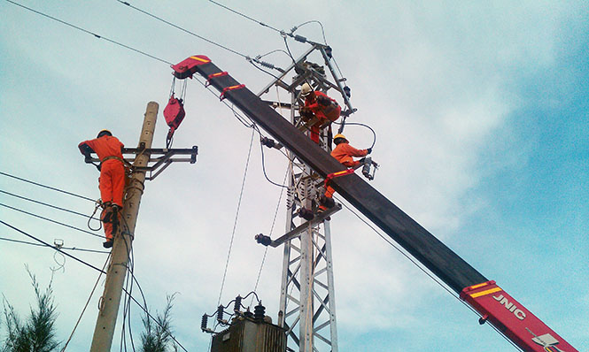 Điện lực huyện Quảng Ninh thường xuyên kiểm tra, tu bổ hệ thống đường dây, bảo đảm an toàn cao khi thiên tai xảy ra.