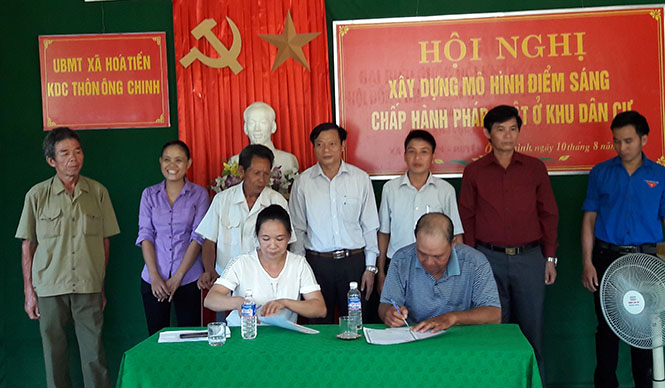 Ký cam kết chấp hành nghiêm túc pháp luật giữa các ban, ngành trong thôn Ông Chinh ở xã Hóa Tiến.
