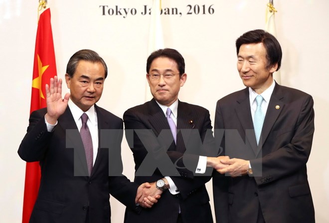 Ngoại trưởng Trung Quốc Vương Nghị (trái), Ngoại trưởng Nhật Bản Fumio Kishida (giữa) và Ngoại trưởng Hàn Quốc Yun Byung-se chụp ảnh chung tại cuộc họp. (Nguồn: EPA/TTXVN)