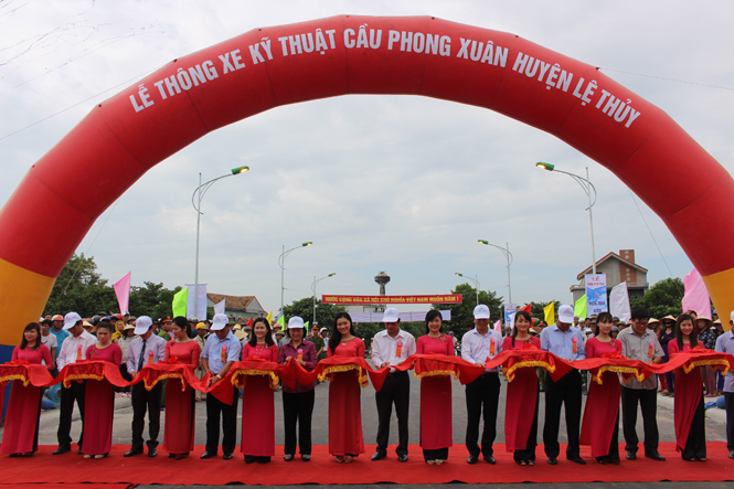 Các đồng chí lãnh đạo tỉnh, huyện và đơn vị thi công cắt băng tại lễ thông xe kỹ thuật cầu Phong Xuân. 