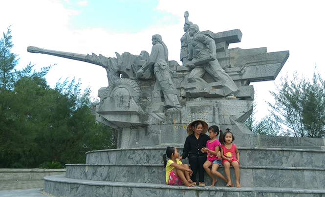 Tượng đài Đại đội nữ pháo binh Ngư Thủy được xây dựng hoành tráng.