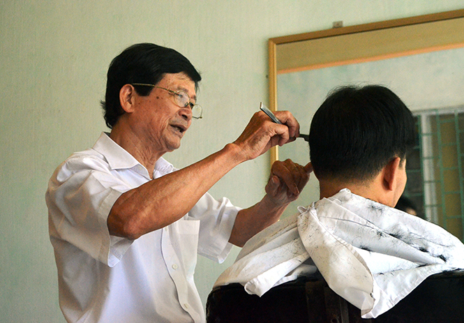 Với ông lão, nghề cắt tóc đã trở thành niềm đam mê