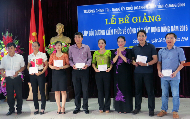 Đại diện lãnh đạo Trường Chính trị tỉnh trao chứng nhận hoàn thành lớp bồi dưỡng công tác xây dựng Đảng cho các học viên.