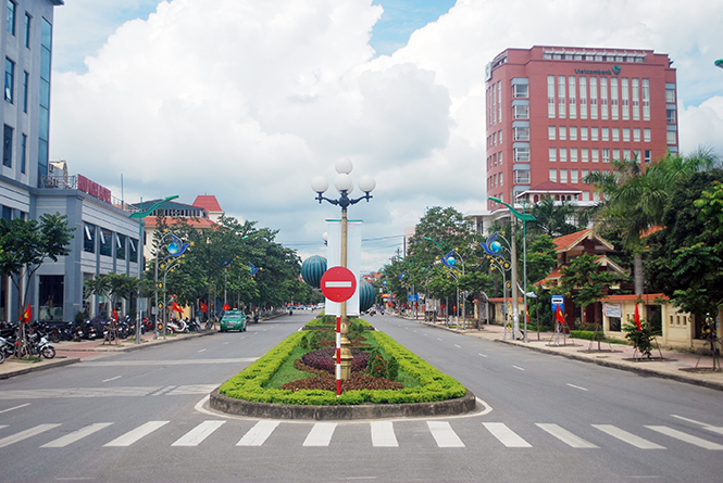 Nhờ đầu tư hệ thống điện chiếu sáng hiện đại, đường Trần Hưng Đạo trở thành tuyến phố kiểu mẫu trên địa bàn thành phố Đồng Hới.