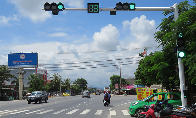 Hệ thống đèn tín hiệu giao thông ngã tư Ba Đồn-Quảng Thọ góp phần giảm thiểu tai nạn giao thông trên địa bàn.