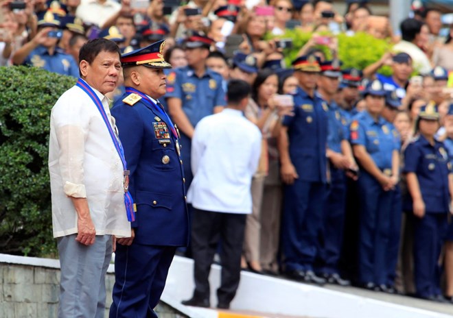 Tổng thống Philippines Rodrigo Duterte và người đứng đầu cơ quan cảnh sát Dela Rosa (Nguồn: Reuters)