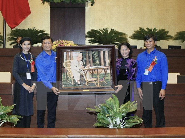 Chủ tịch Quốc hội Nguyễn Thị Kim Ngân tặng bức tranh Bác Hồ cho Trung ương Đoàn TNCS Hồ Chí Minh. (Ảnh: Phạm Kiên/TTXVN)