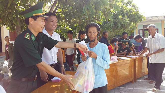 Ban tổ chức trực tiếp trao 500 suất quà với tổng trị giá 250 triệu hỗ trợ ngư dân tỉnh Quảng Bình.