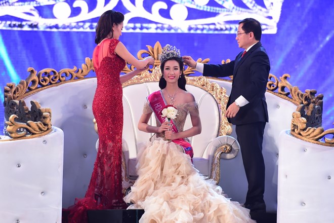 Tân Hoa hậu nhận vương miện từ ban tổ chức. (Ảnh: BTC)