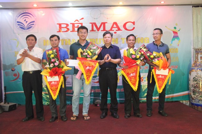 Đồng chí Nguyễn Tiến Hoàng, Phó Chủ tịch UBND tỉnh trao giải cho các đội đạt thành tích cao môn bóng chuyền