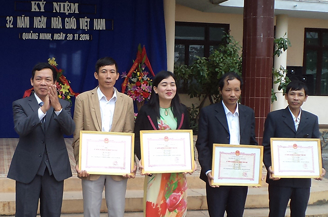 Thầy giáo Lê Trung Thông, Hiệu trưởng Trường THPT Quảng Ninh trao Kỷ niệm chương Vì sự nghiệp giáo dục cho giáo viên của  trường