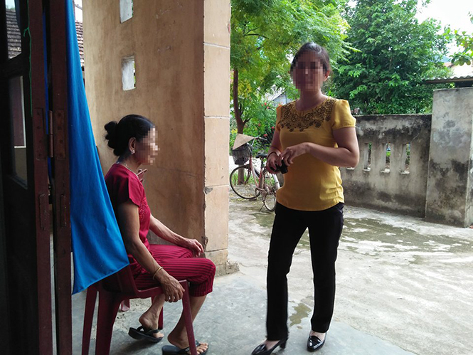 Một đối tượng của Công ty TNHH Sao Việt đang chụp ảnh cho người cao tuổi ở thị trấn Quy Đạt.