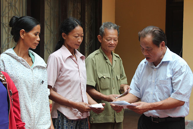 Đồng chí Mai Xuân Thu, Chủ tịch hội tặng quà cho các dối tượng.