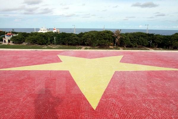 Lá cờ Tổ quốc làm từ gốm trên nóc nhà văn hóa đảo Trường Sa Lớn. (Ảnh minh họa: TTXVN)