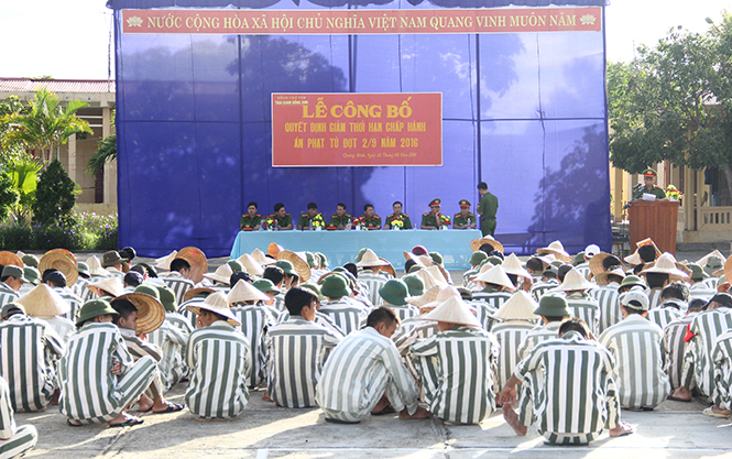 Buổi lễ công bố quyết định giảm thời hạn chấp hành hình phạt tù dịp 2-9 tại Trại giam Đồng Sơn.