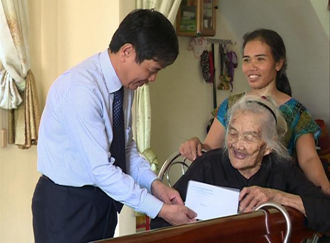 Đồng chí Lê Văn Phúc, UVTV Tỉnh ủy, Bí thư Thành ủy Đồng Hới tặng quà cho Bà mẹ Việt Nam anh hùng.