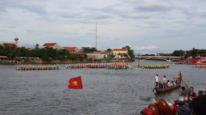 Các đò bơi, đua và ca nô tham gia diễu hành trên dòng Kiến Giang.