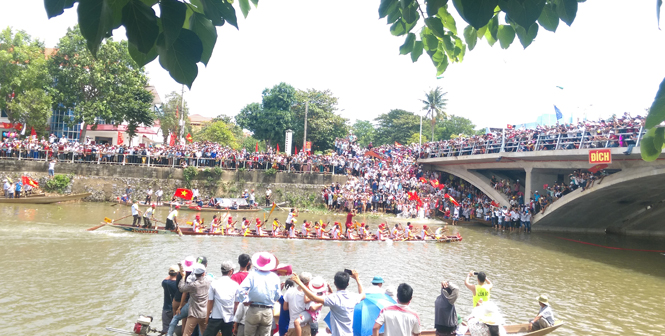 Đò bơi Mỹ Thủy (hạng A) về đích vị trí thứ nhất ngay trong lần đầu tiên tham gia giải đua, bơi thuyền trên sông Kiến Giang.