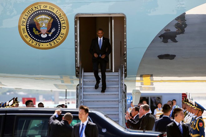 Ông Obama phải đi xuống từ bụng chiếc Air Force One, theo quy trình an ninh cao. (Nguồn: New York Times)