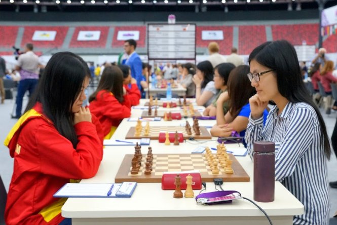  Đội tuyển nữ VN (trái) trong trận đấu với Trung Quốc. Ảnh Bakuchess