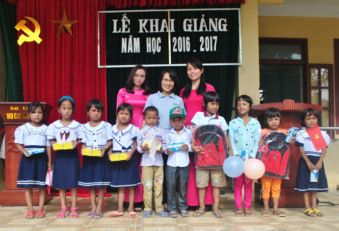 Đại diện của Trung tâm bảo tồn thiên nhiên Việt trao quà cho các em học sinh xã Kim Thủy, huyện Lệ Thủy nhân dịp năm học mới