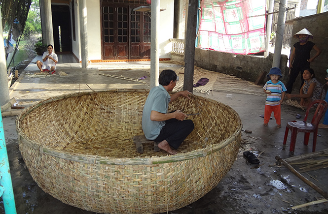 Nghề đan thuyền thúng của Thọ Đơn (Quảng Thọ, thị xã Ba Đồn), đang có nguy cơ “yểu mệnh” vì sản phẩm làm ra chẳng ai mua.
