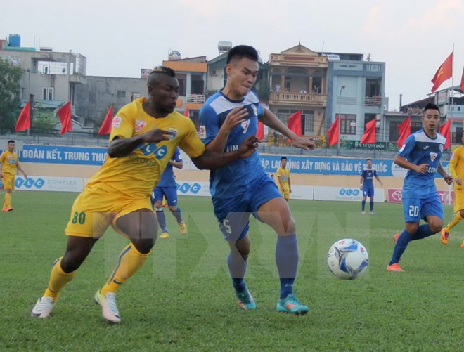 Một pha tranh bóng giữa các cầu thủ trong trận FLC Thanh Hóa hòa Than Quảng Ninh. (Ảnh: Trịnh Duy Hưng/TTXVN)