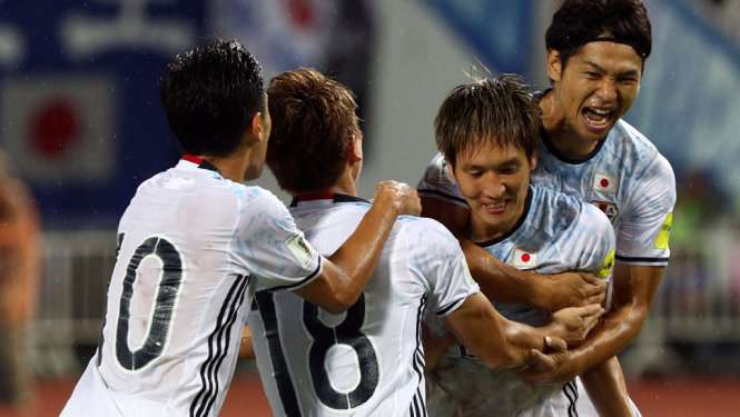 Niềm vui của các cầu thủ Nhật Bản sau khi ghi bàn vào lưới Thái Lan. Ảnh: Reuters
