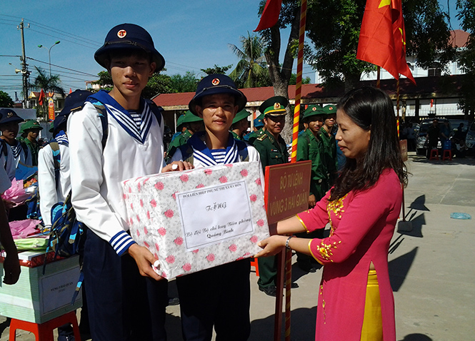  Đại diện lãnh đạo Hội LHPN thị xã Ba Đồn tặng quà cho thanh niên lên đường nhập ngũ.