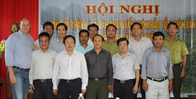 Các thành viên Ban Tham vấn Nhóm Bảo tồn thôn bản khu vực Vườn Quốc gia Phong Nha - Kẻ Bàng ra mắt tại hội nghị.