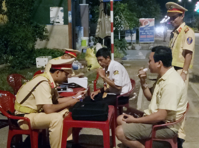  Lực lượng liên ngành kiểm tra nhanh ma túy đối với lái xe tại thành phố Đồng Hới