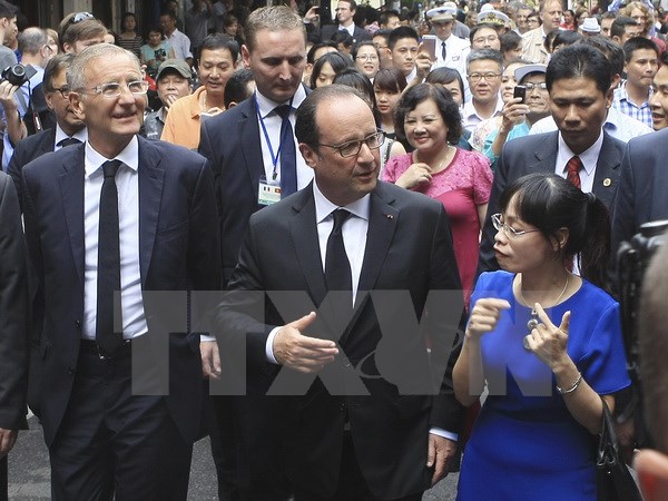 Tổng thống Cộng hoà Pháp Francois Hollande đi bộ tham quan phố cổ Hà Nội. (Ảnh: Phạm Kiên/TTXVN)