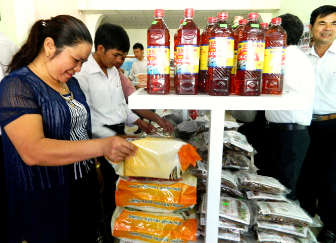Khách hàng tham quan sản phẩm tại Trung tâm giới thiệu và phân phối nông sản Quảng Bình